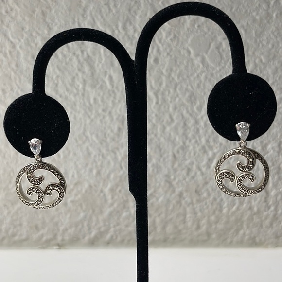 Beautiful Silver Marcasite Drop Earrings. - Picture 1 of 4